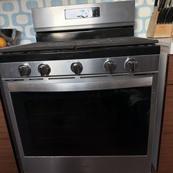 Whirlpool 30” Range W/ 4 Burners and Griddle Burner