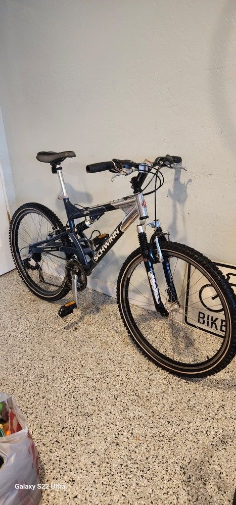 schwinn galaxy bicycle Men's Trailway 700c/28" Hybrid Bike But dont be fooled Schwinn Tourist Aluminum Framed 28"