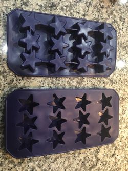 2 star-shaped silicone molds