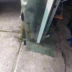 Passanger Front Door Glass. 2012/ 2014 Crv.
