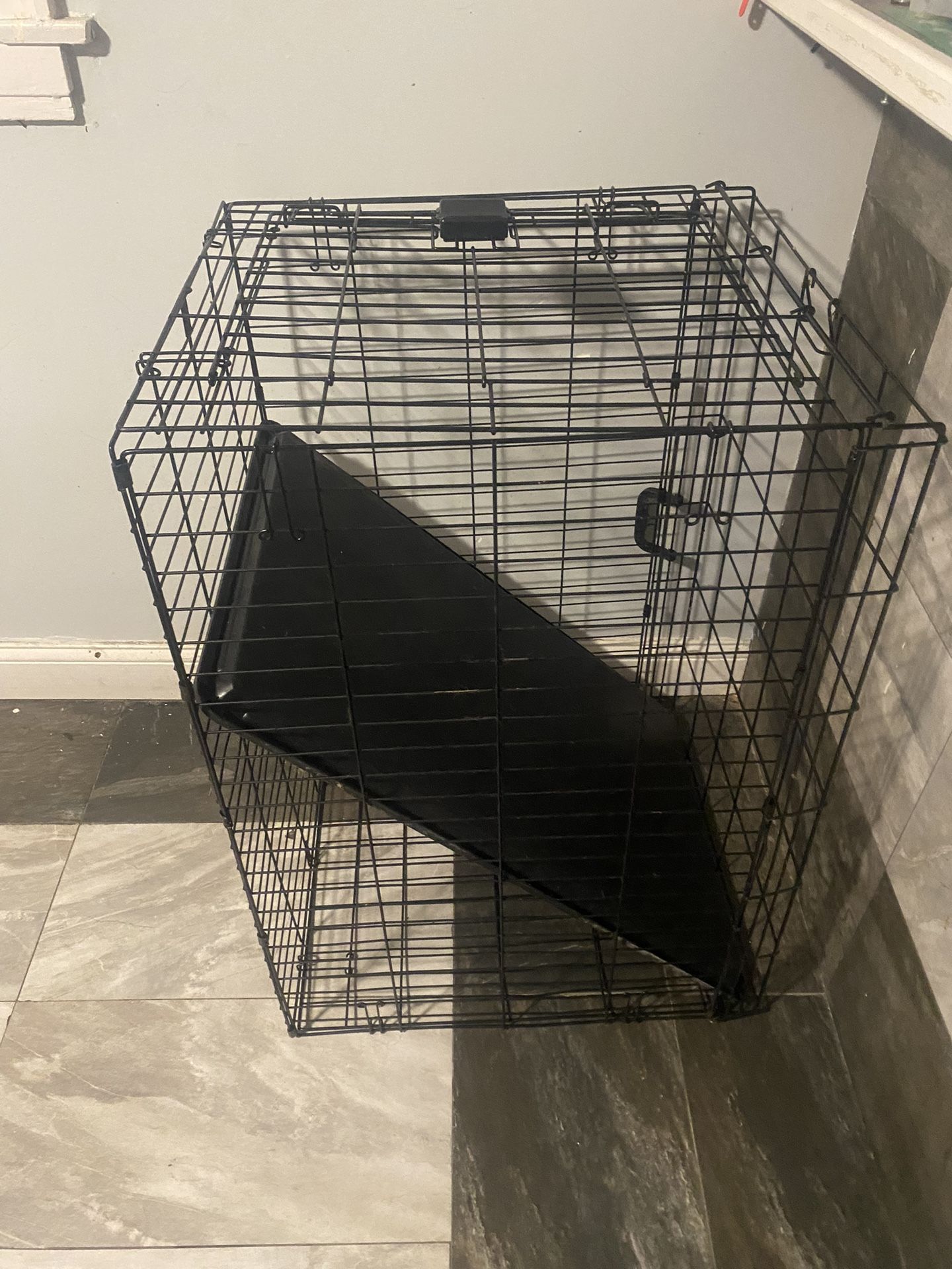 Amazon Basics Dog Crate 36"x23"x25" W/ Tray