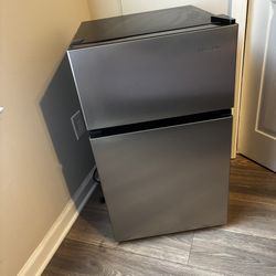 Vissani Sliver Mini Fridge 