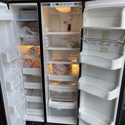Refrigerador Muy Bueno Ela Muy Vien Y Congela Super Vien Nomas La Maquina De Los Hielitos Ni Fundacióna $150 Firme 