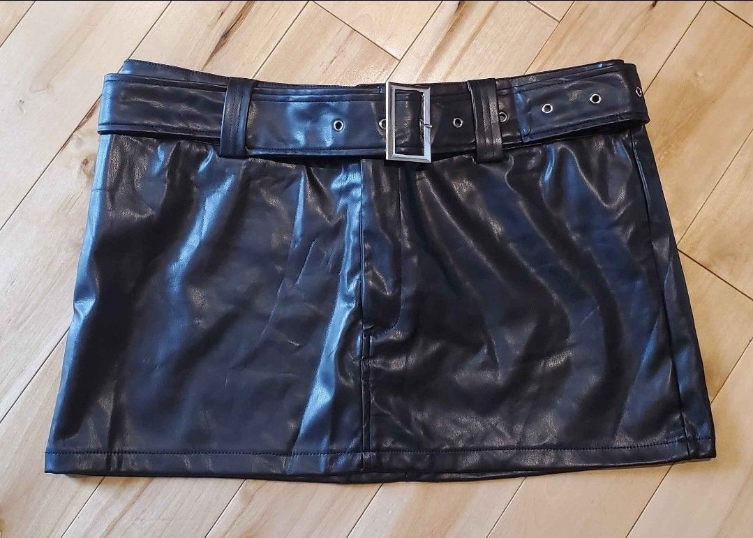 NEW Shein Black Faux Leather Skirt with Belt (L)