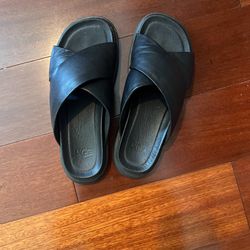 Capitelle Crossband Ugg Sandals