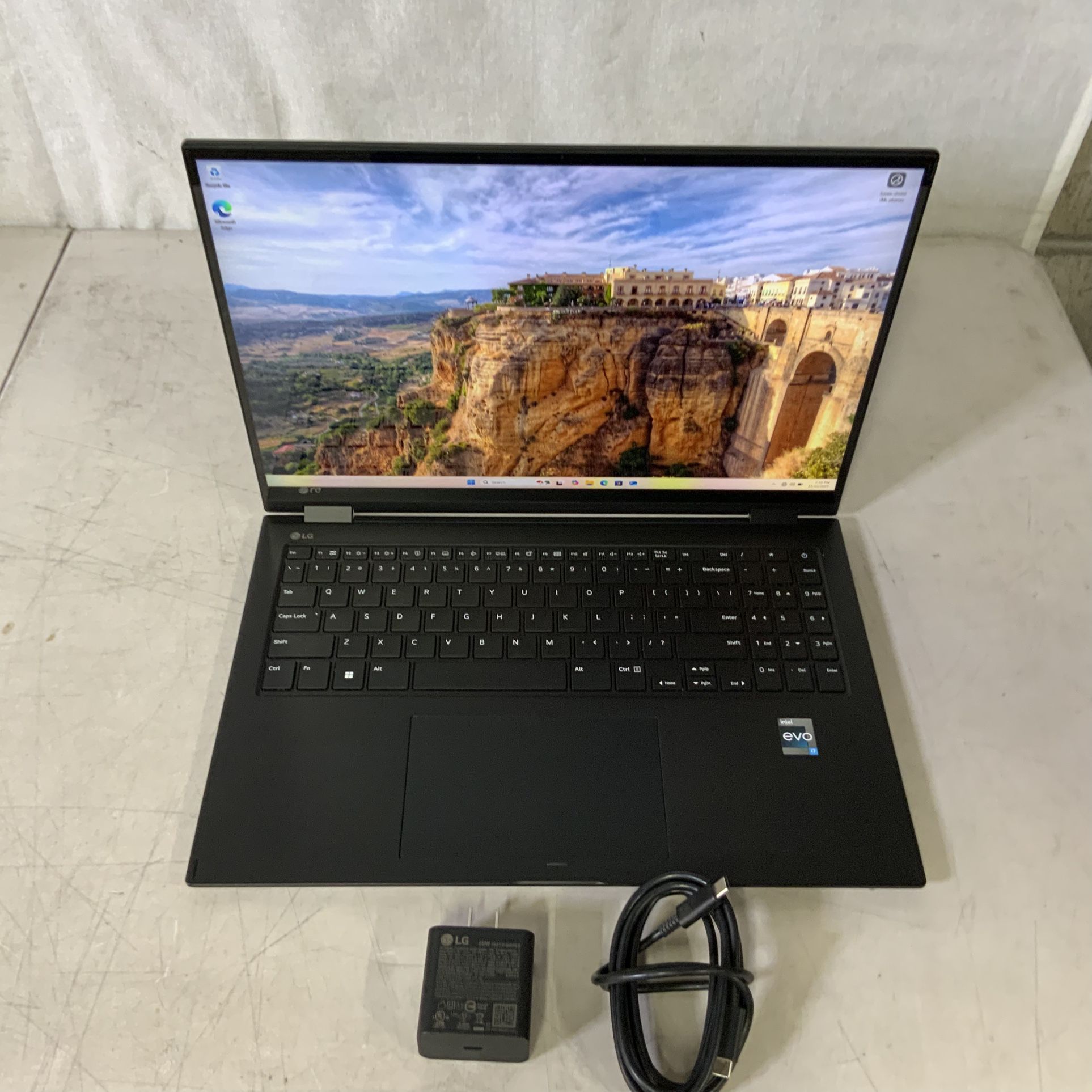 LG Gram 2in1 Ultra-Lightweight i7-1360P 2.20GHz - 32GB RAM DDR4 - 1TB SSD - 16T90R - Touchscreen