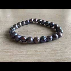 A Black Pearl bead bracelet 