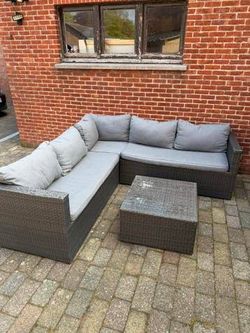 Sofa seccional con mesita de centro ,ideal para patio, jardín, exterior o terraza .Nuevo. Preguntar por precio
