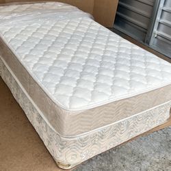 Twin Size Mattress & Boxspring (Spotless Like New)