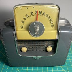 Zenith 1940s Portable Radio Working
