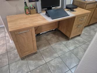 COMPUTOR DESK WITH 2 PULL OUT DRAWERS