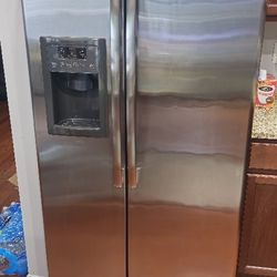 GE 24.7 cu. ft side by side refrigerator with Icemaker