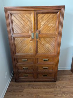 Thomasville 4 drawer & 3 shelf closed top