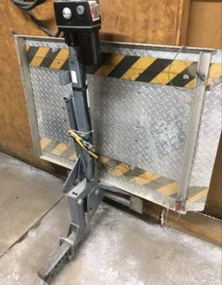 Hitch-mounted powered lift gate