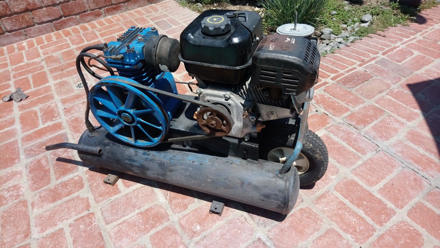 Emglo 8 Gal Twin Tank Gas Powered Air Compressor (Wheelbarrow) for Sale in Brea, CA OfferUp