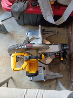 Compound miter saw