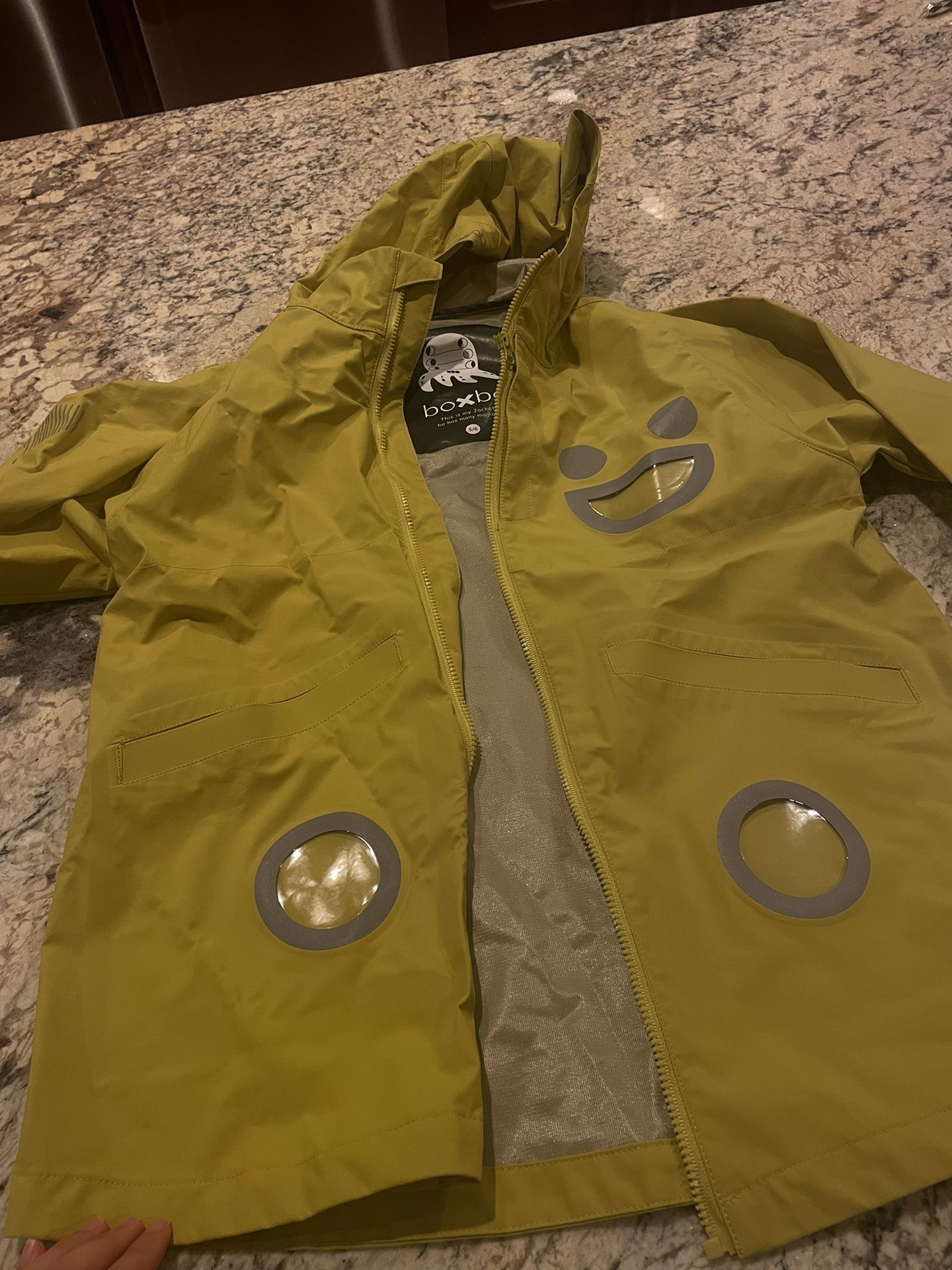 dark light raincoat （wear once）5-8