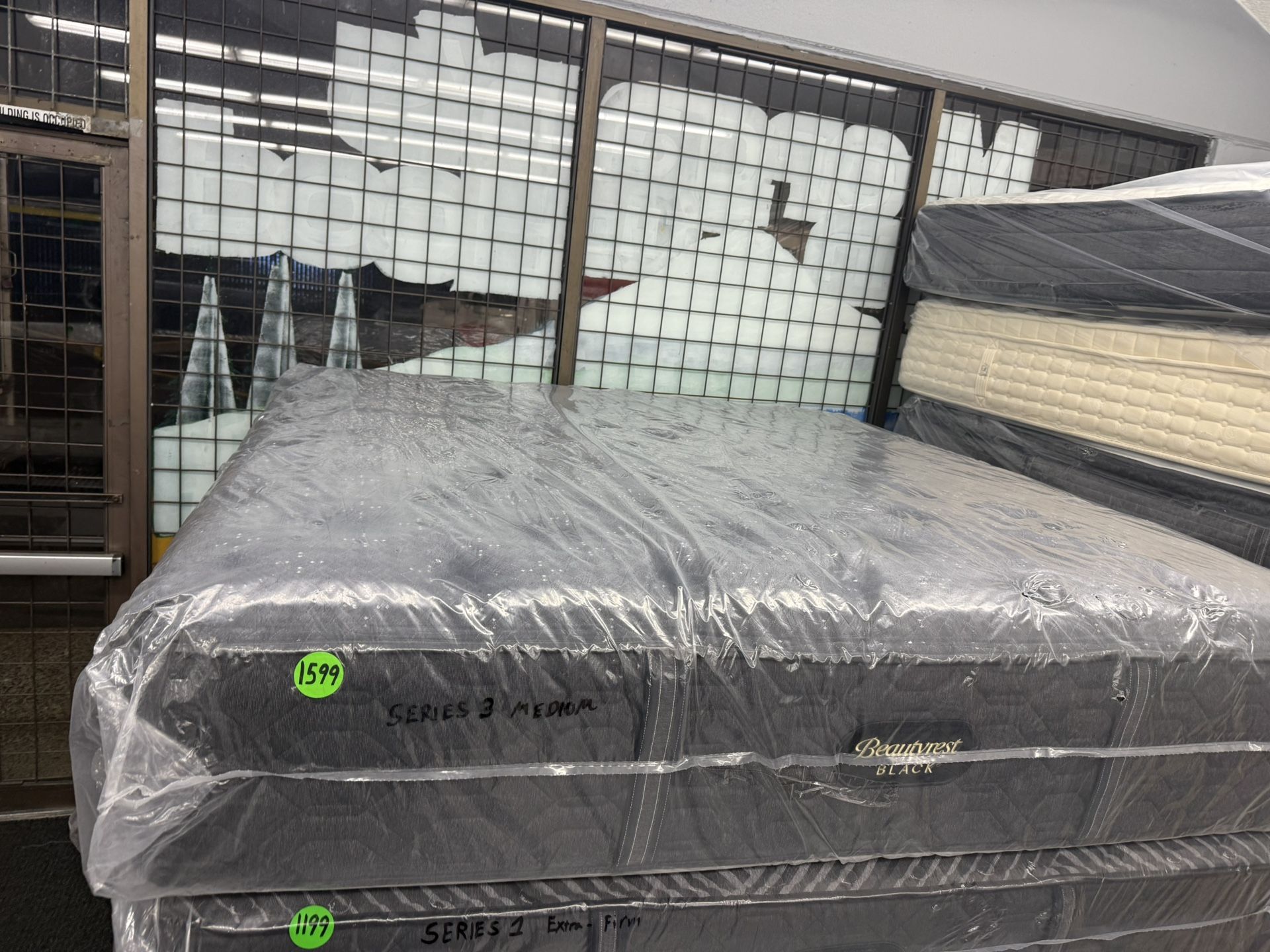 KING SIZE SIMMONS BEAUTYREST BLACK SERIES 3 (MEDIUM) MATTRESS & BOX SPRINGS BED SET