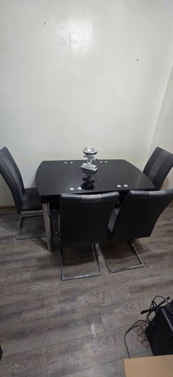 Set of Beautiful DiningTable/4Chairs