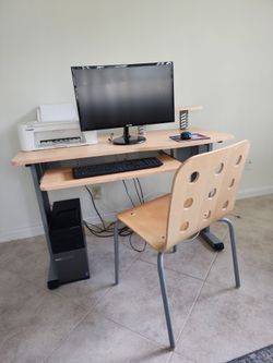 Great free computer desk  great condition.