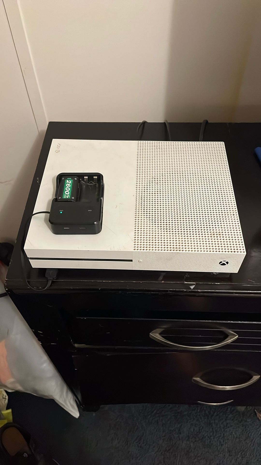 Xbox one S comes with rechargeable batteries for Xbox controller