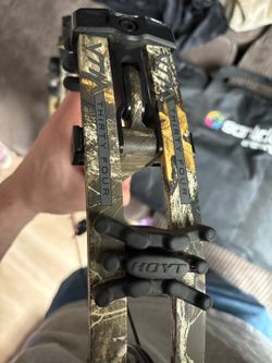 Hoyt VTM 34 70lb limbs, Spot Hogg variable sight, double pin