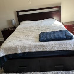 Anniston Solid Wood Mahogany Storage Platform King Bed / Hospitality King Mattress Included & 3 Months Old. 