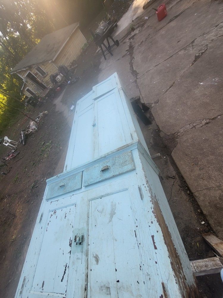 Vintage Cabinet Collectibles & Art