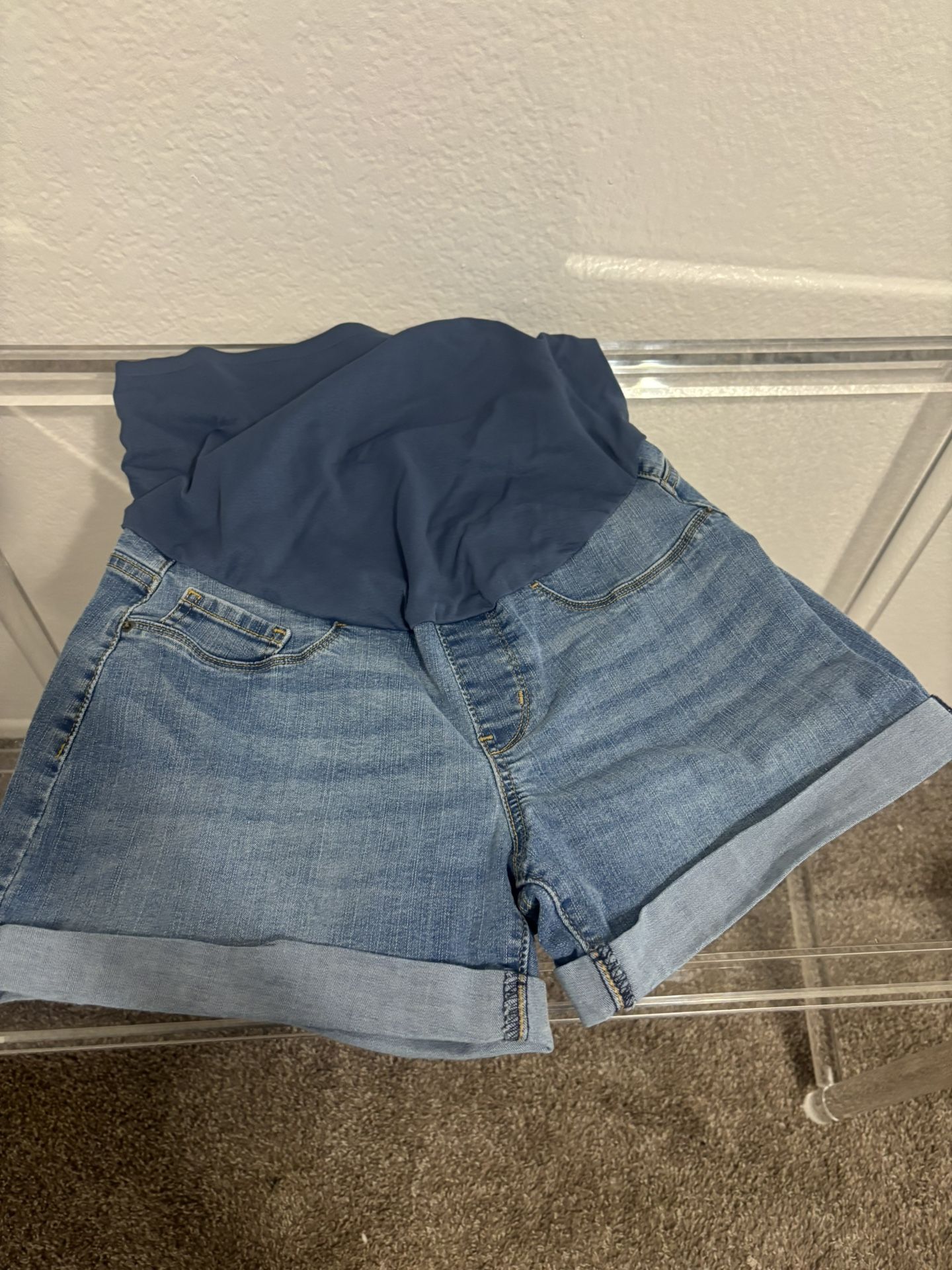 Levi's maternity shorts Size M Strech