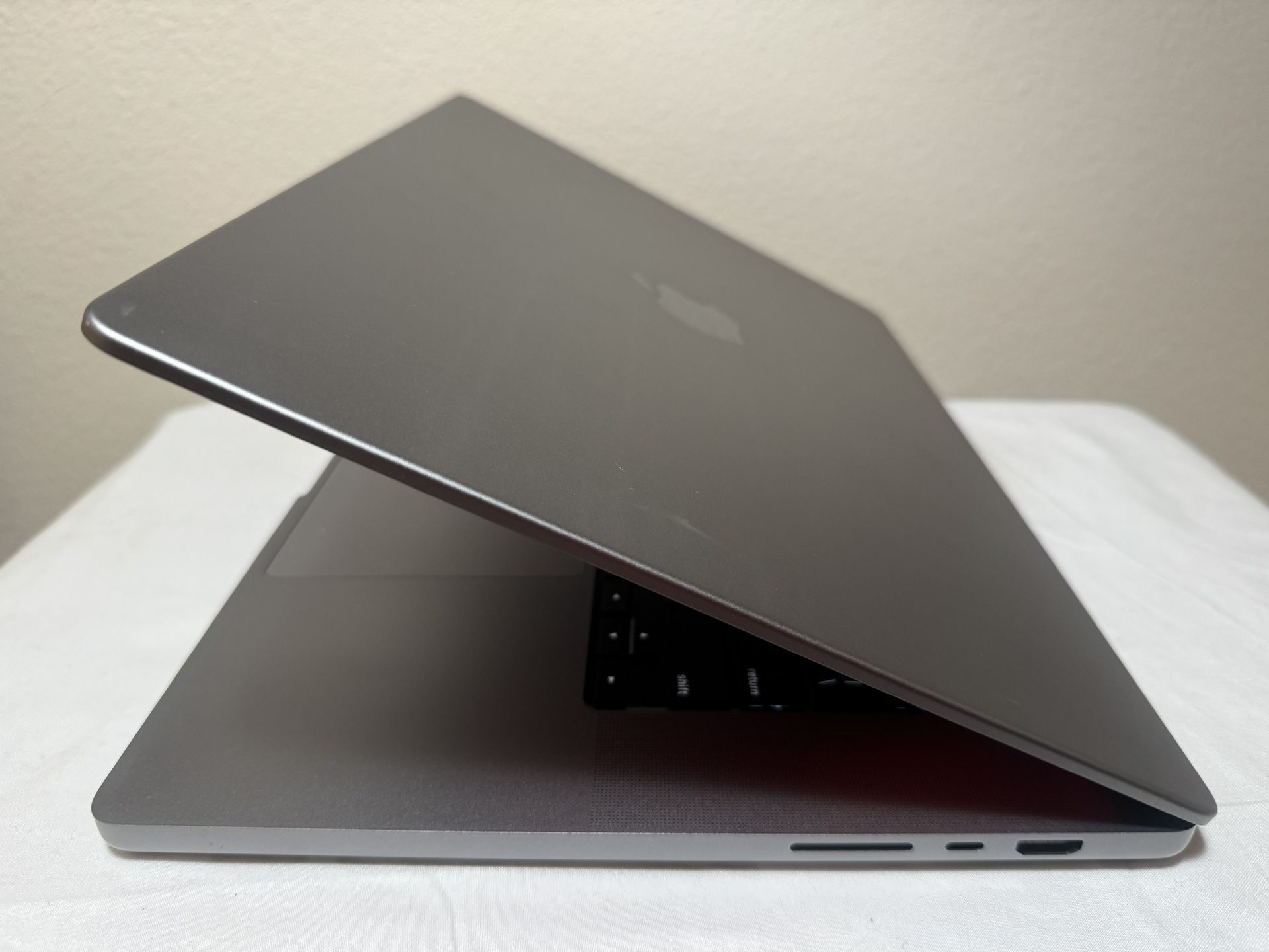 16” M2 Max MacBook Pro 64gb 1TB