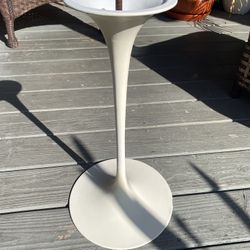 Vintage Eero Saarinen knoll tulip side table base