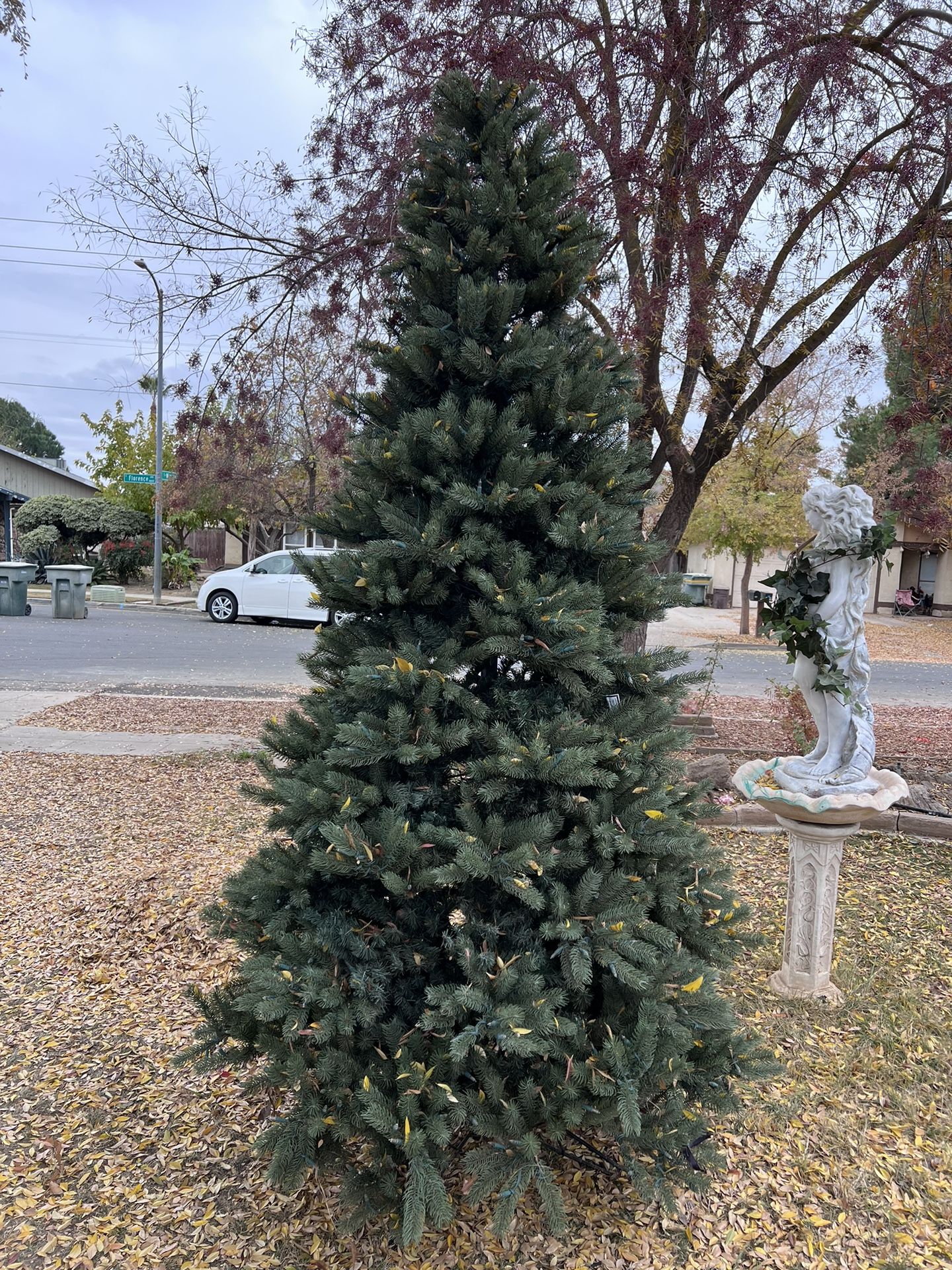 Árbol De Navidad Mide Nueve Pies De Altura Algunos Foquitos No Prenden Pero Te Puedo Regalar Las Luces Para Que Se Las Pongas