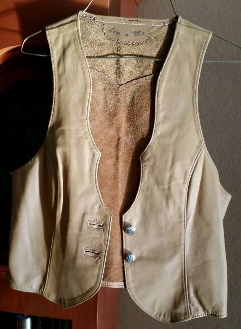 Lew n Me saddle tan leather vest small