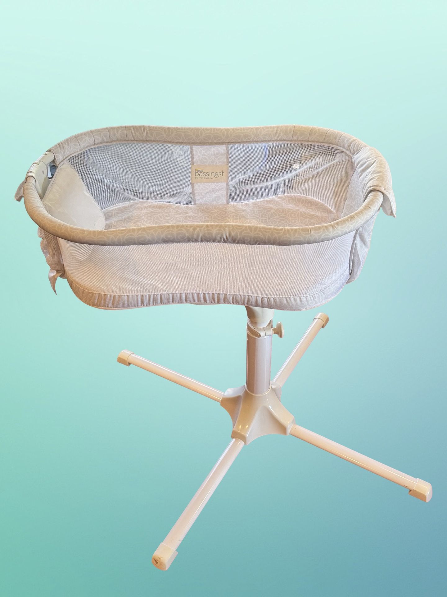 Halo 3885 Essentia Series Modern Lattice Bassinest Swivel Sleeper