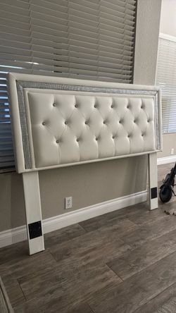 White Tufted Upholstered Bed headboard