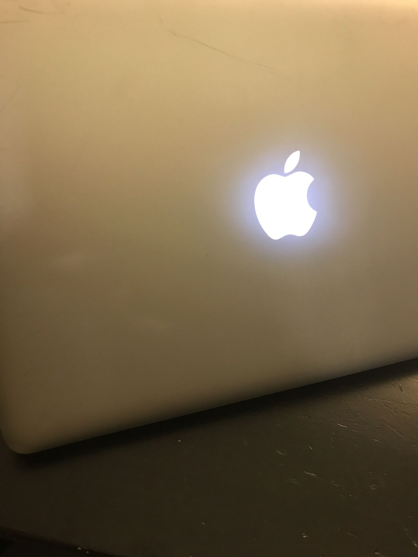 2011 core i5 2.4 , 13 inches 4 GB of ram 256 GB SSD MacBook Pro