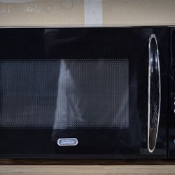 Sunbeam SGB8901 .9 Cubic Feet Microwave Oven 900 Watts for