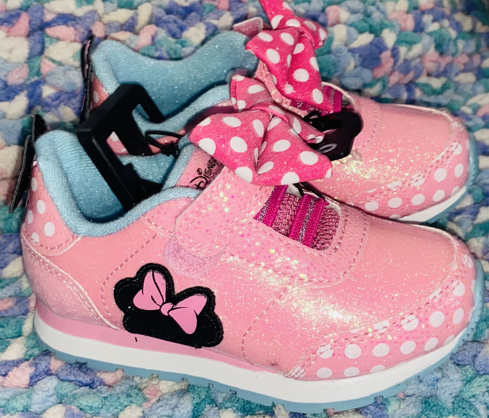 BABYGIRLS🎀🪩🔵⚪️✨DISNEY MINNIE PINK W: POLKA DOT BOW👟🎀LIGHT BLUE MINNIE GRAPHIC SIZE 8 SHOES🎀👟