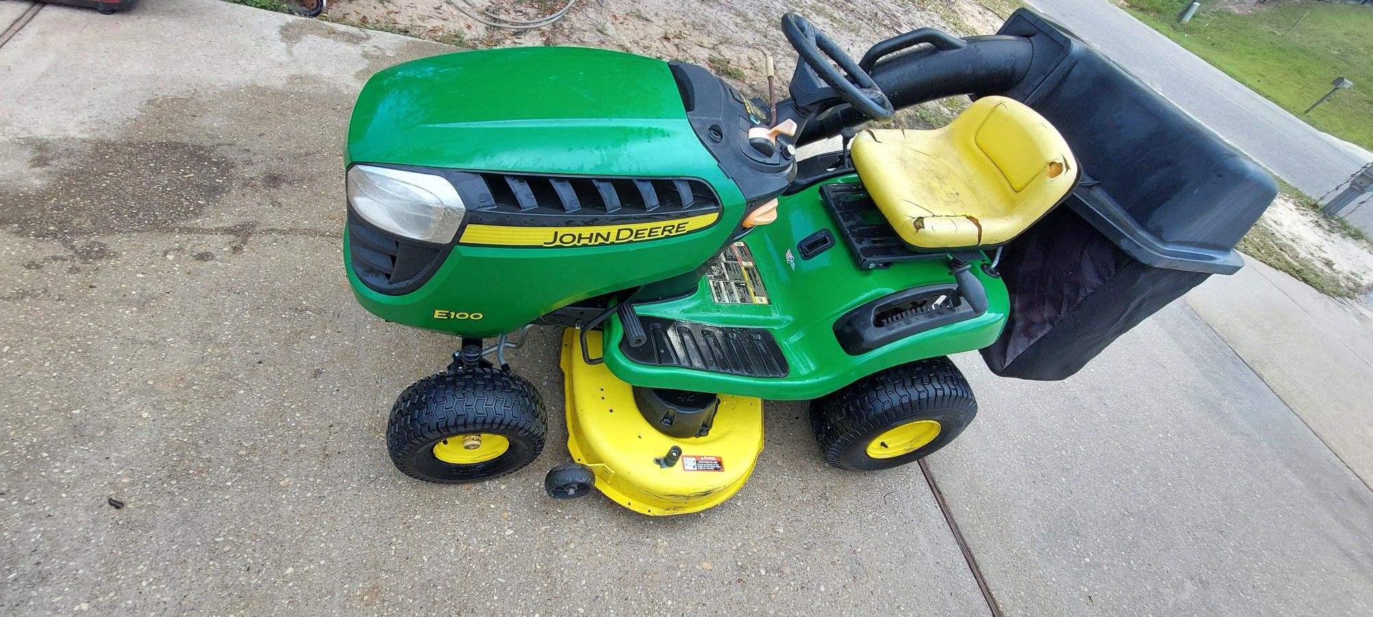 John Deere E100 With Bagger for Sale in Crestview, FL OfferUp