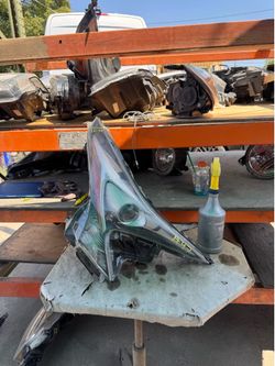 Toyota PRIUS RIGHT USED OEM HEADLIGHT (2016-2018)