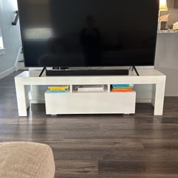 White TV stand With Glass Shelves