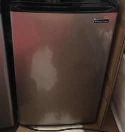 Magic Chef mini fridge with freezer stainless 3.5 cu ft
