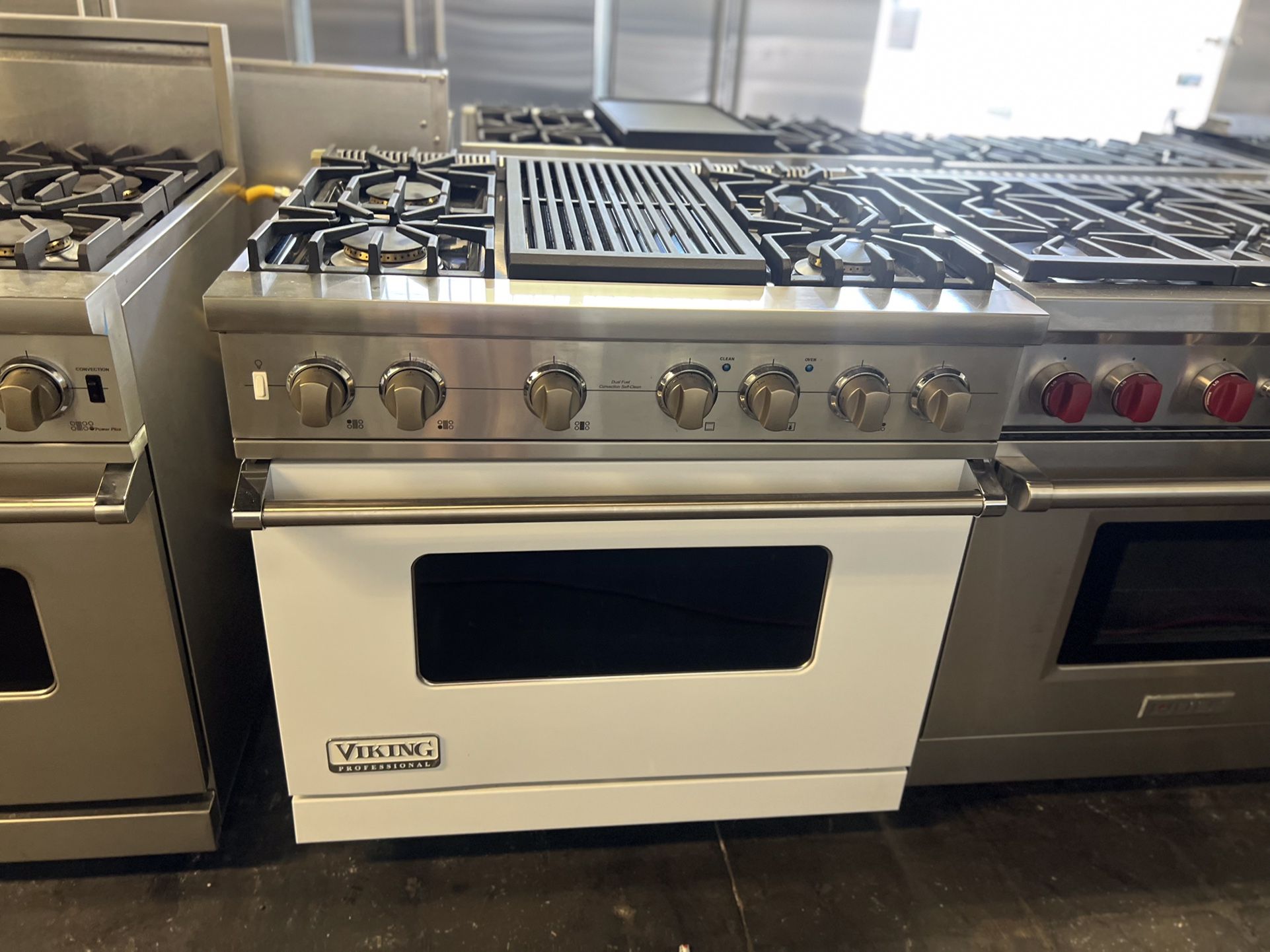 Viking Dual Fuel 36”Wide Dual Fuel Range Stove In White...