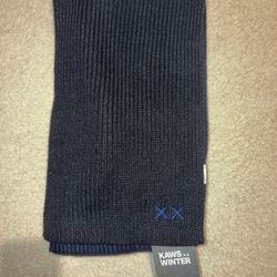 Uniqlo x KAWS Heat Tech Knitted Scarf