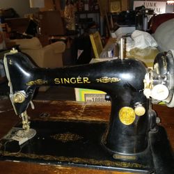 Antique Singer Sewing Machine With Table 