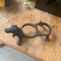Seiner Dod Cast Iron Dog Bowl Holder  