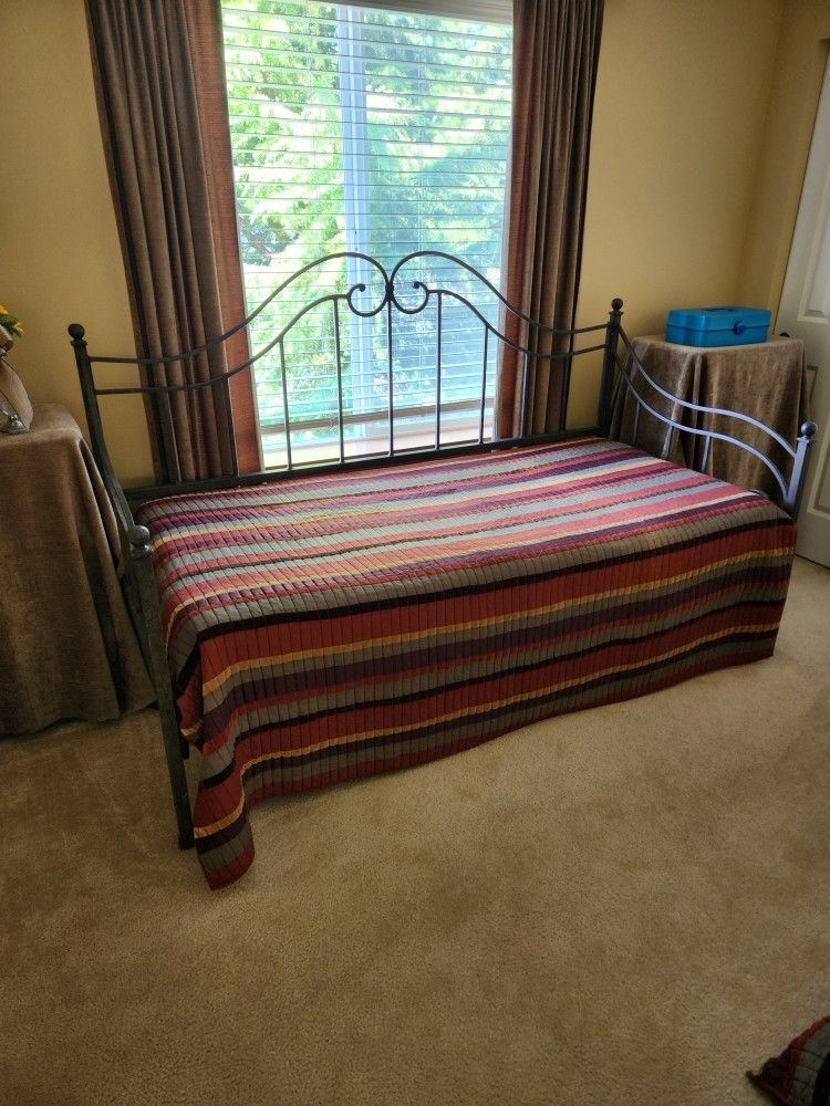Ethan Allen Iron Trundle Bed
