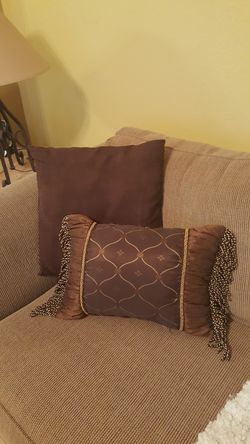 2 decorative pillows