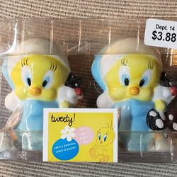 Looney Tunes Sylvester and Tweety Bird ~ Hugs ~ Salt & Pepper Shakers Gibson S&P