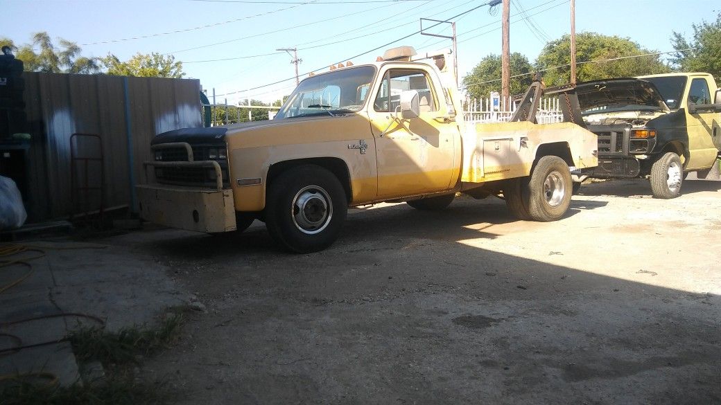 1980 chevy tow truck / flat bed wrecker